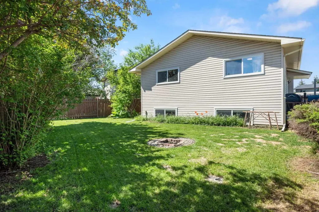 24 Cedardale Rise SW Calgary AB T2W 3Y5