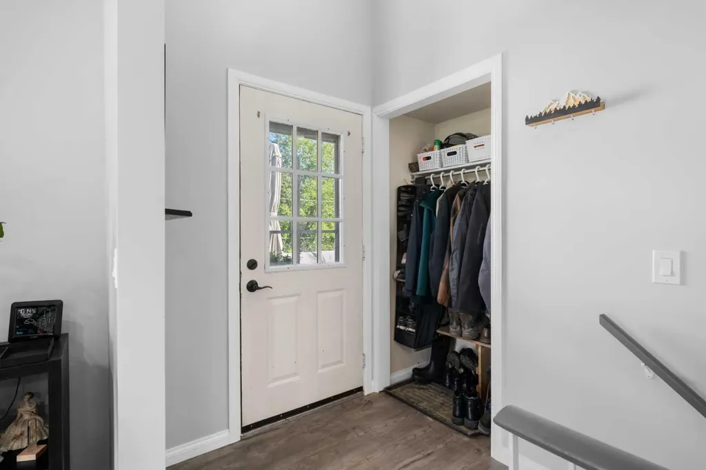 24 Cedardale Rise SW Calgary AB T2W 3Y5