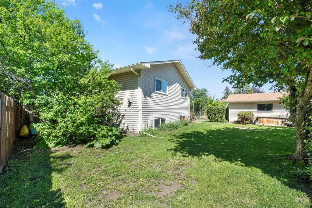 24 Cedardale Rise SW Calgary AB T2W 3Y5