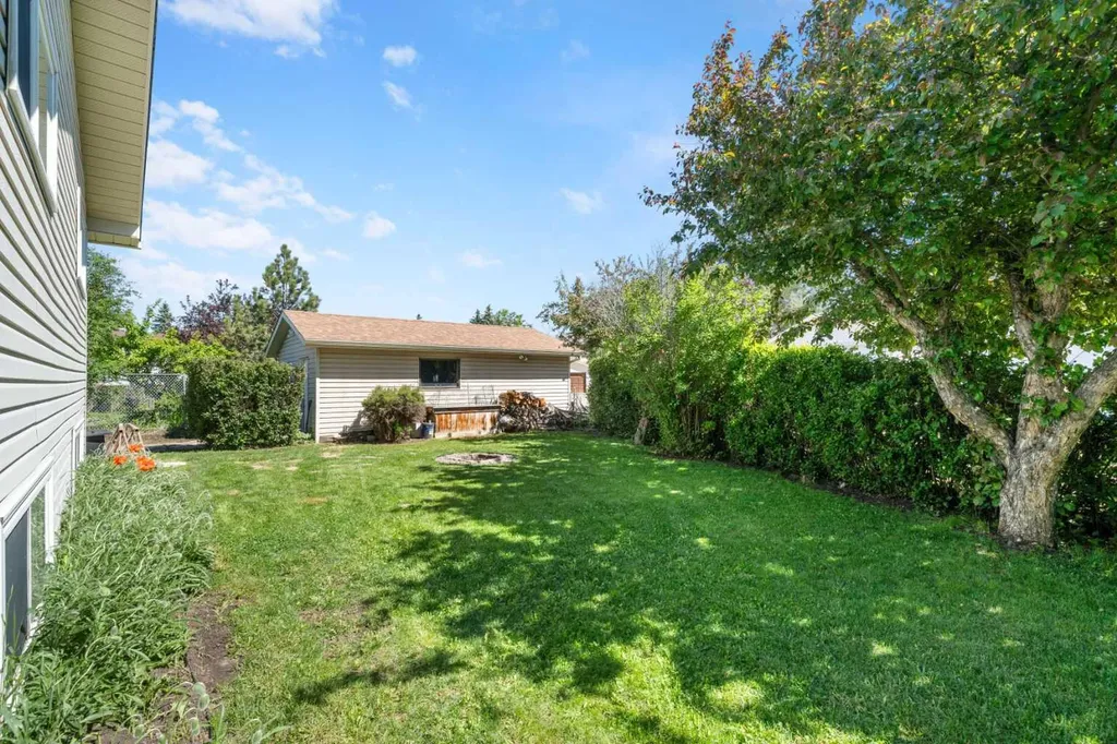 24 Cedardale Rise SW Calgary AB T2W 3Y5