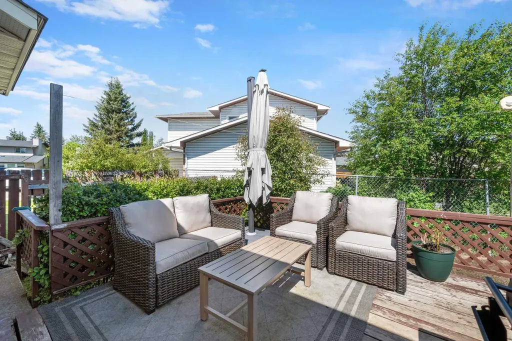 24 Cedardale Rise SW Calgary AB T2W 3Y5