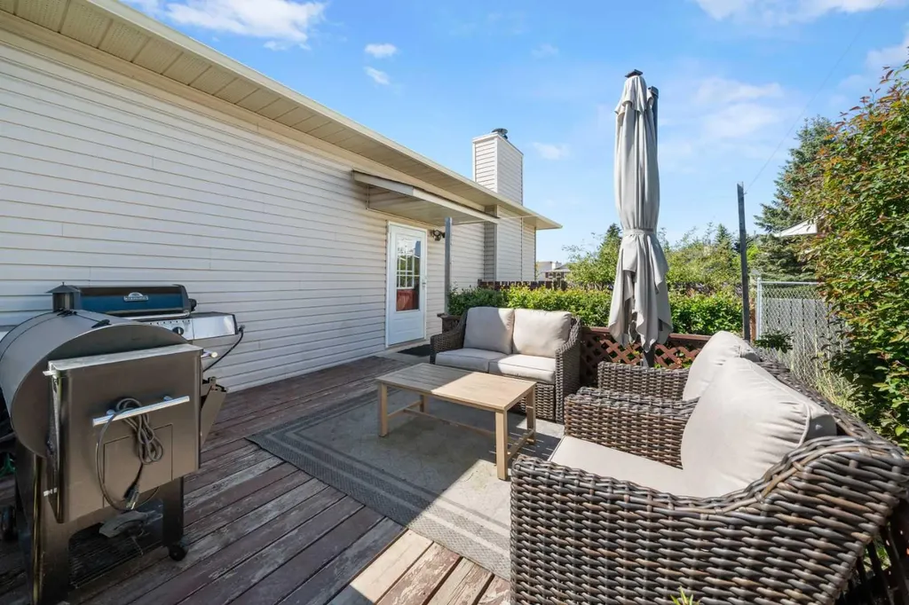 24 Cedardale Rise SW Calgary AB T2W 3Y5