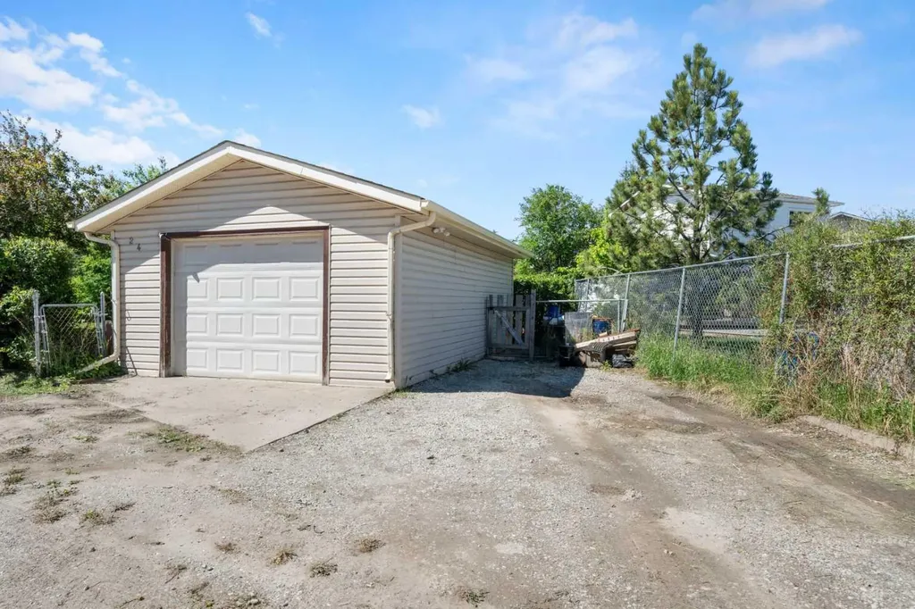 24 Cedardale Rise SW Calgary AB T2W 3Y5