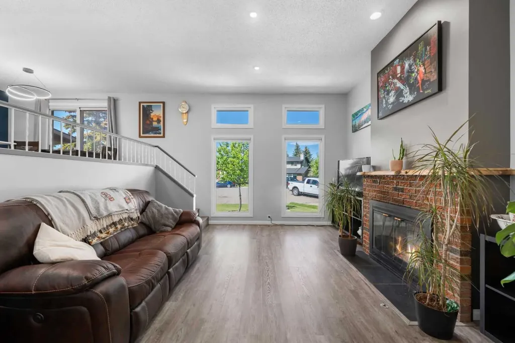 24 Cedardale Rise SW Calgary AB T2W 3Y5