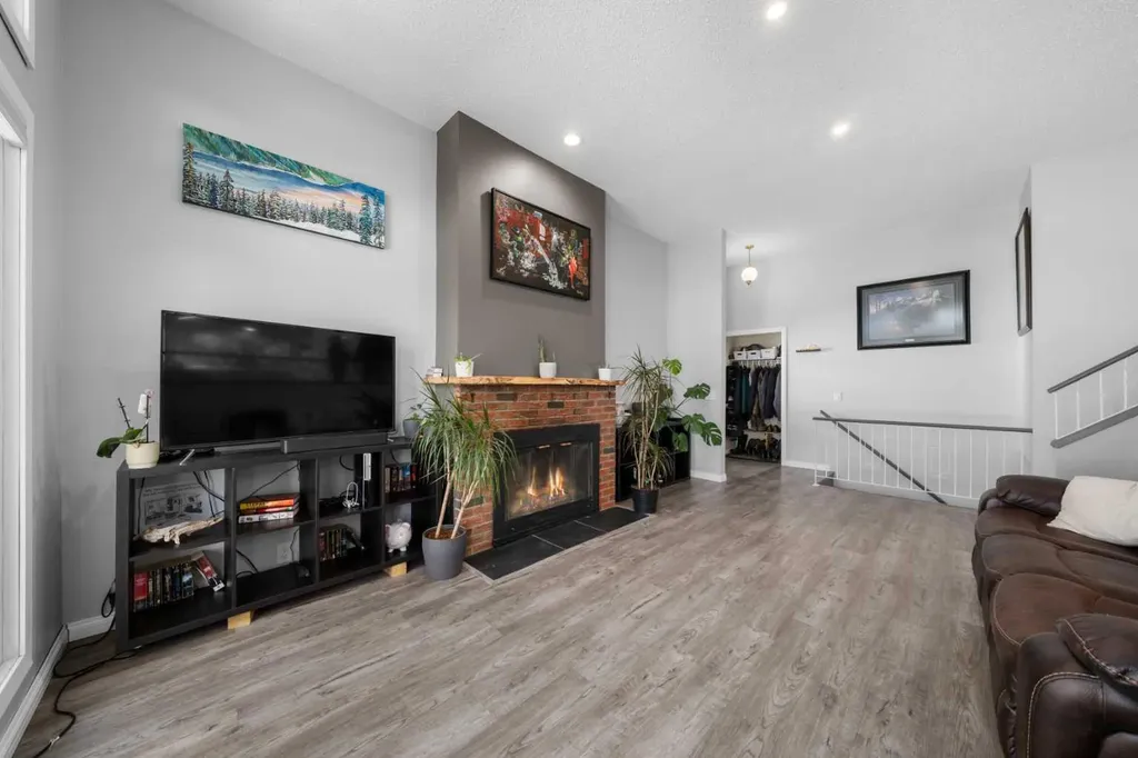24 Cedardale Rise SW Calgary AB T2W 3Y5