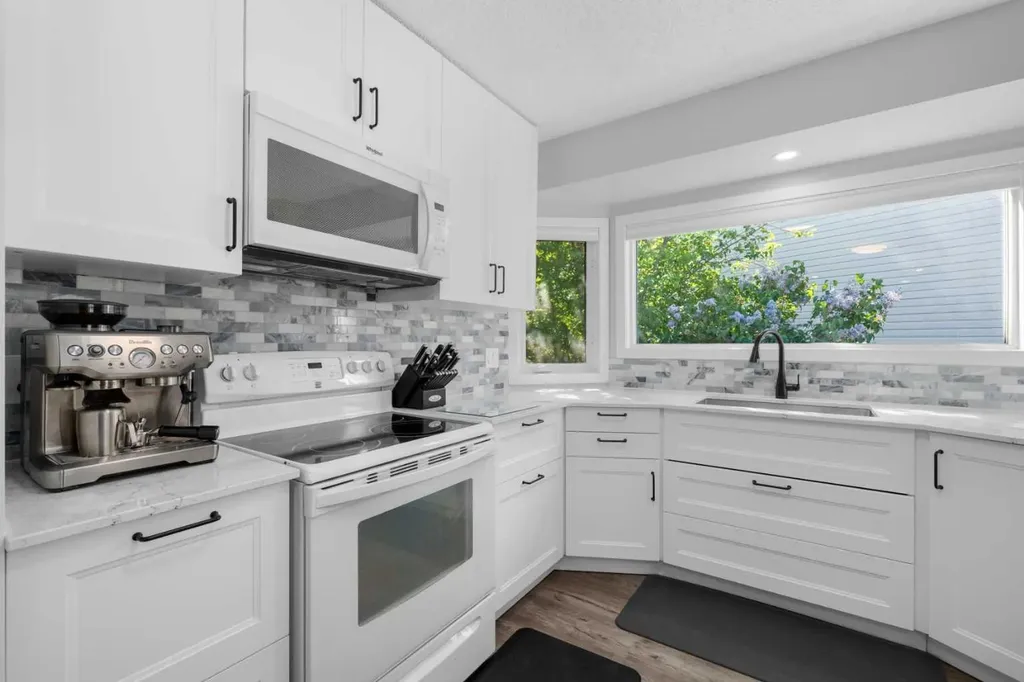 24 Cedardale Rise SW Calgary AB T2W 3Y5