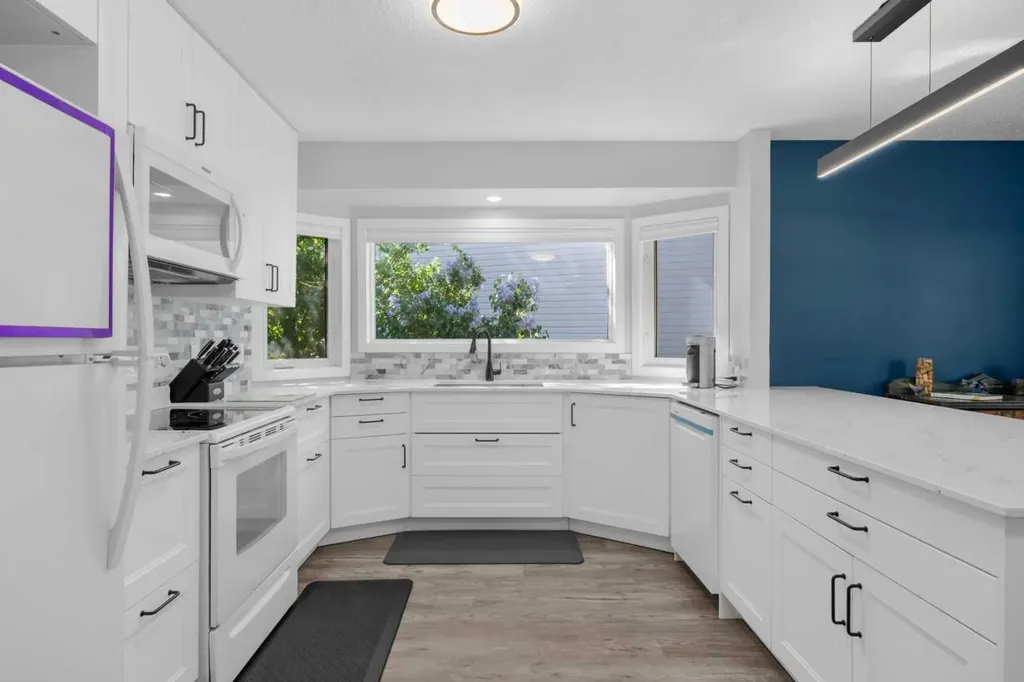 24 Cedardale Rise SW Calgary AB T2W 3Y5
