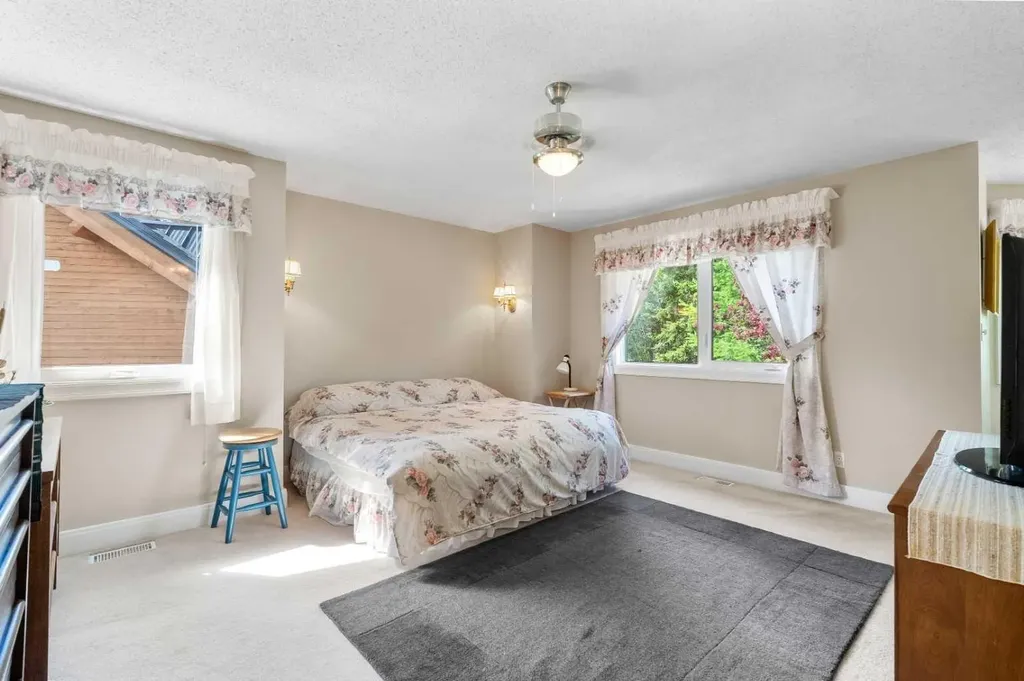 1072 Evergreen Canmore AB T1W2P9