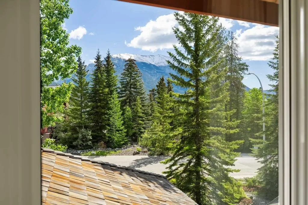 1072 Evergreen Canmore AB T1W2P9