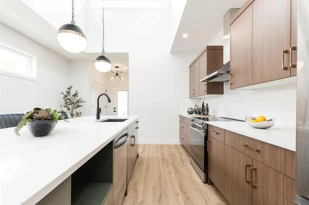 929 9 Street S Lethbridge AB T1J 2M1