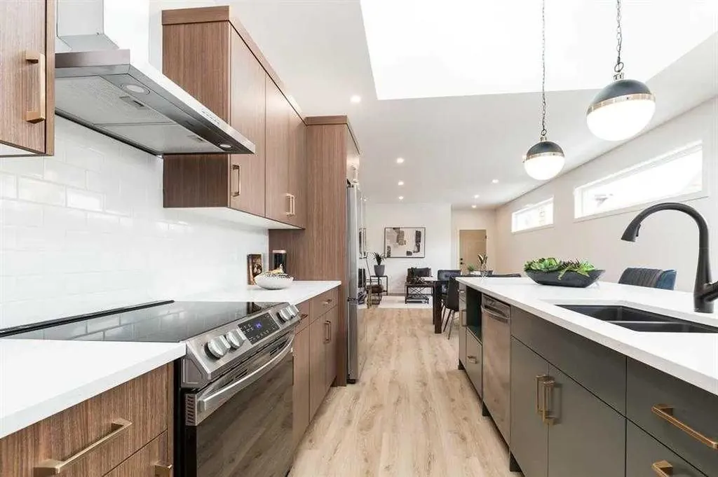 929 9 Street S Lethbridge AB T1J 2M1