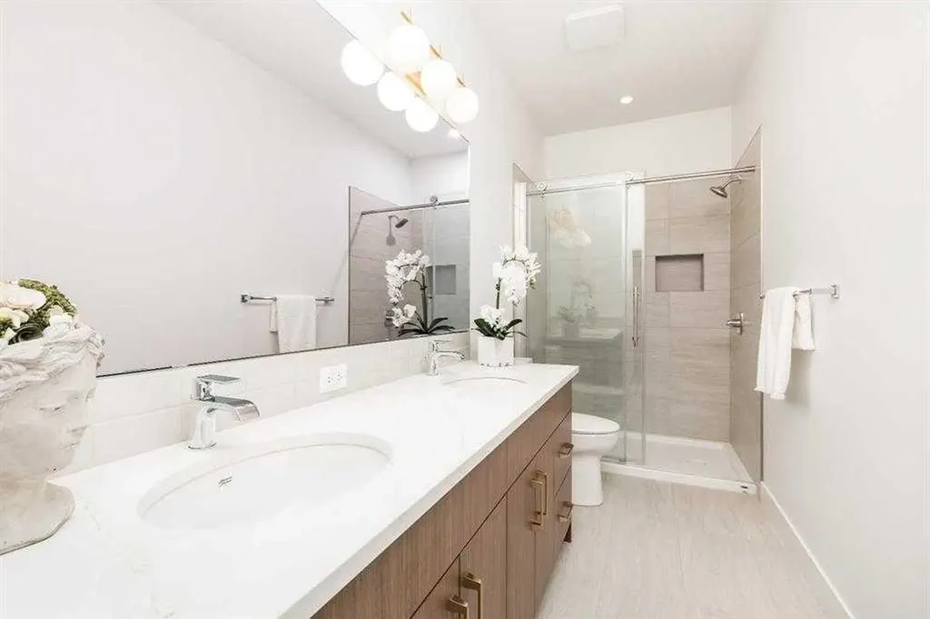 929 9 Street S Lethbridge AB T1J 2M1
