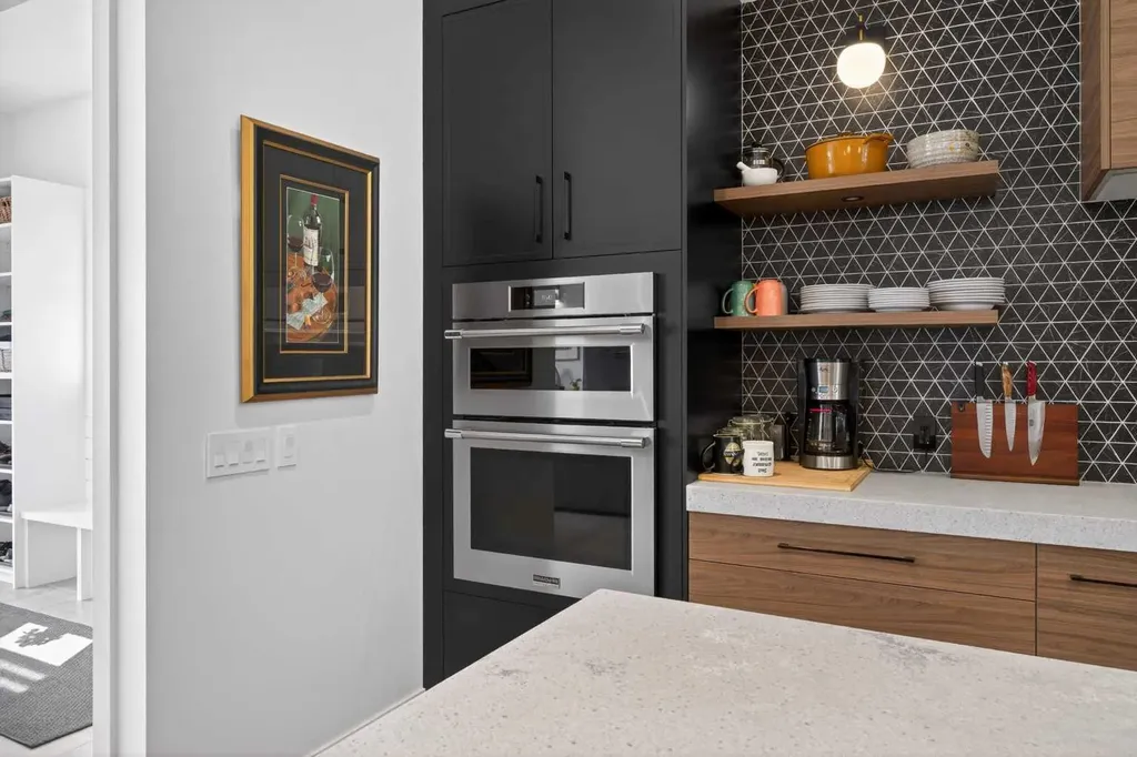 1135A Regent Crescent NE Calgary AB T2E 5J6