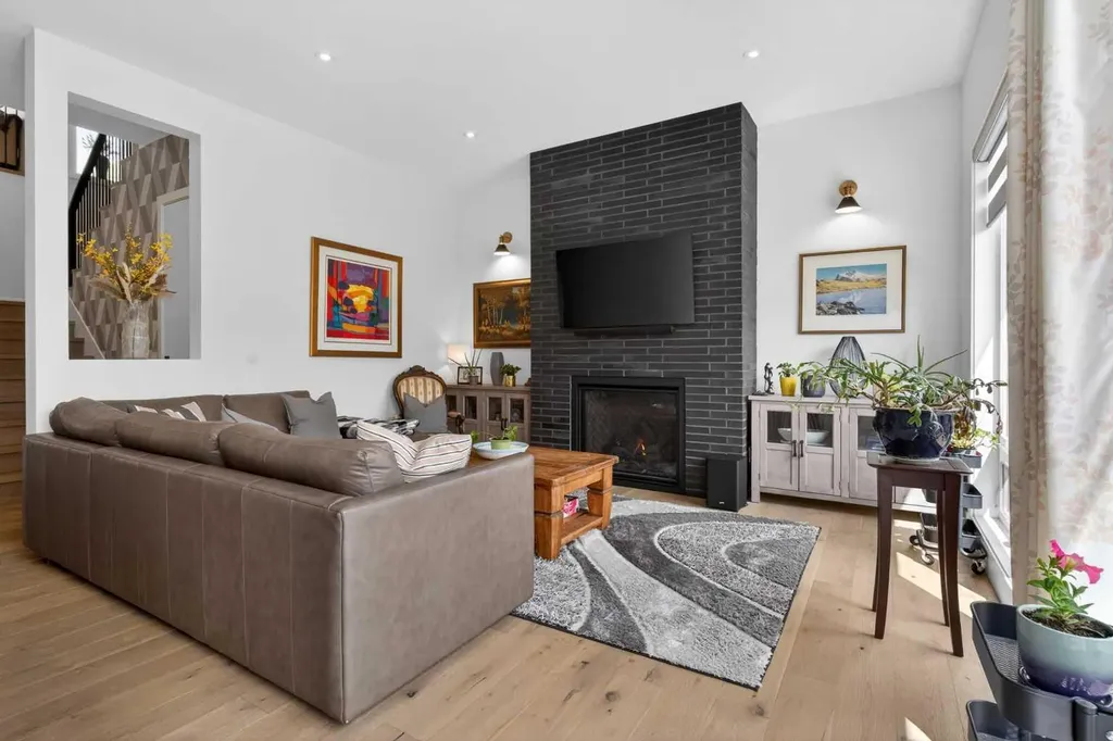 1135A Regent Crescent NE Calgary AB T2E 5J6