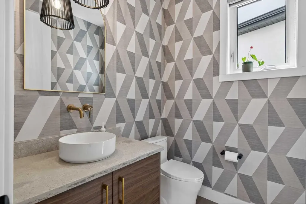 1135A Regent Crescent NE Calgary AB T2E 5J6