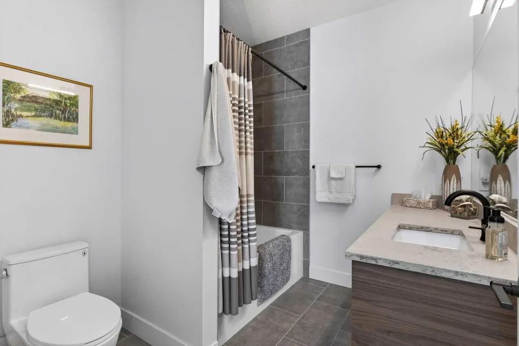 1135A Regent Crescent NE Calgary AB T2E 5J6