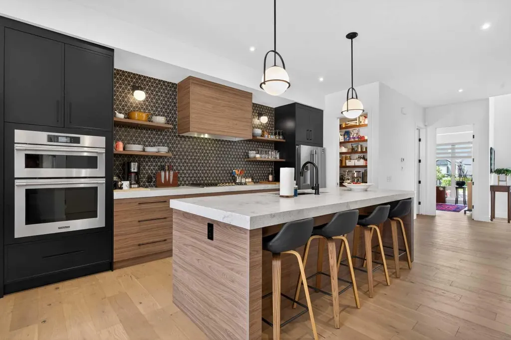 1135A Regent Crescent NE Calgary AB T2E 5J6