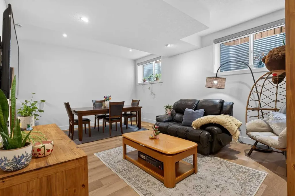 1135A Regent Crescent NE Calgary AB T2E 5J6