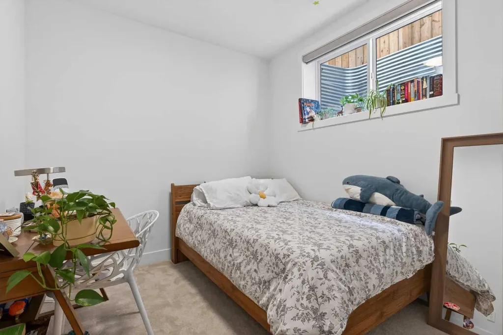 1135A Regent Crescent NE Calgary AB T2E 5J6