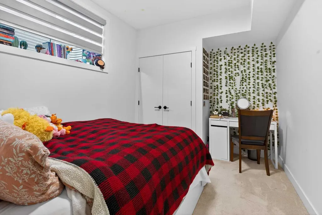 1135A Regent Crescent NE Calgary AB T2E 5J6