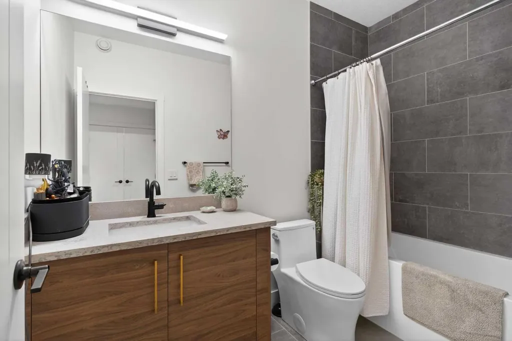 1135A Regent Crescent NE Calgary AB T2E 5J6