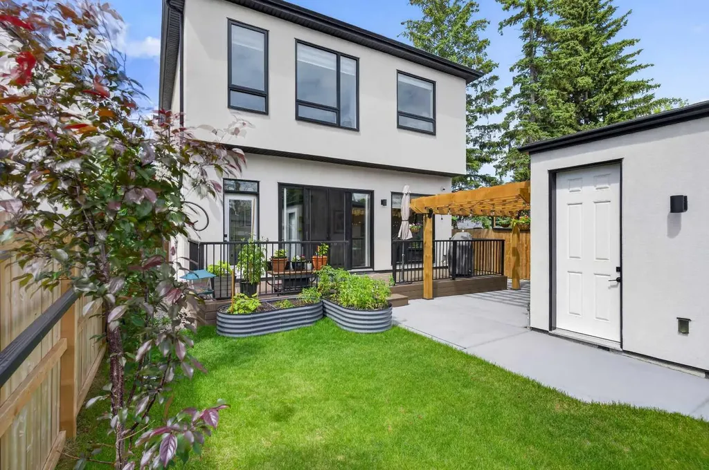 1135A Regent Crescent NE Calgary AB T2E 5J6