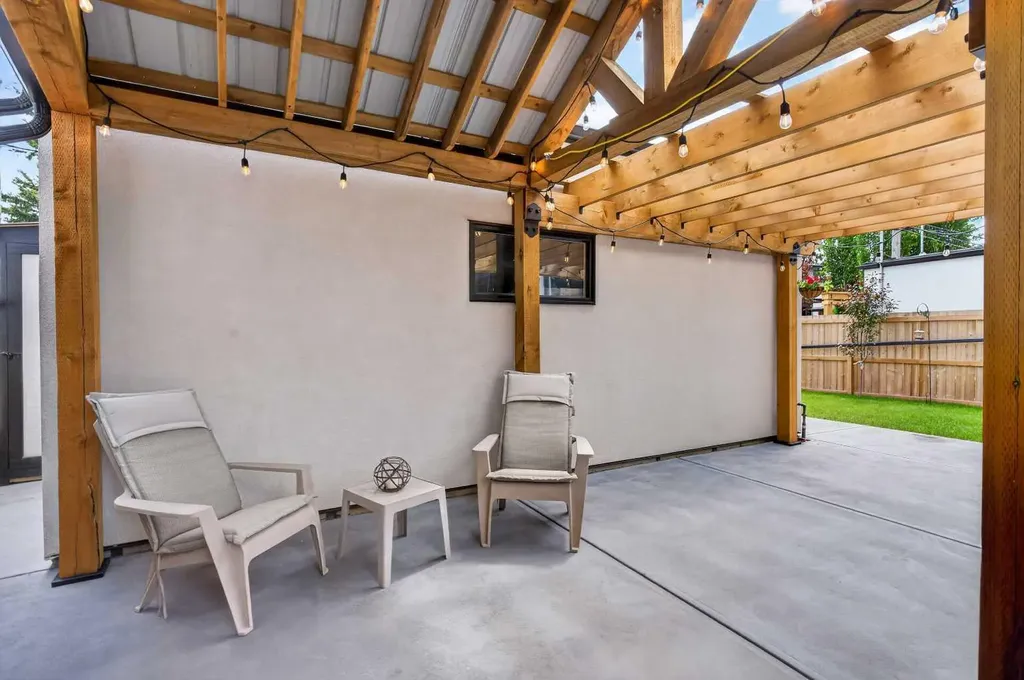 1135A Regent Crescent NE Calgary AB T2E 5J6