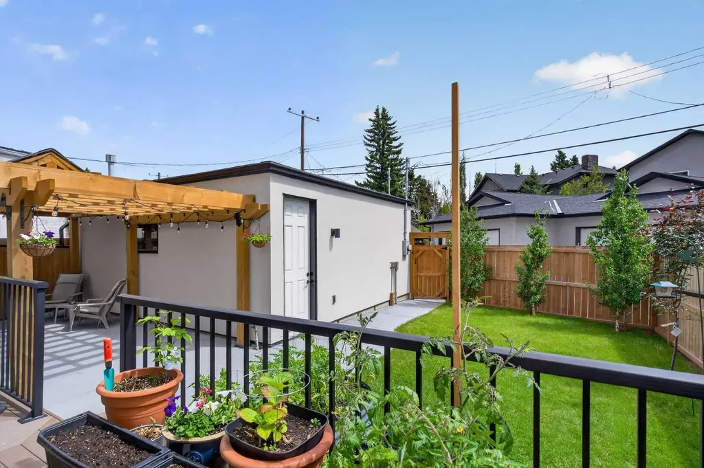 1135A Regent Crescent NE Calgary AB T2E 5J6