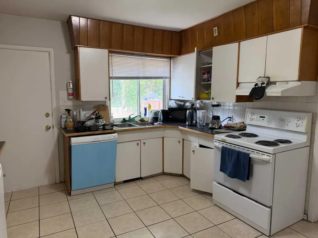 24 Street NW Calgary AB T2M 3Z3