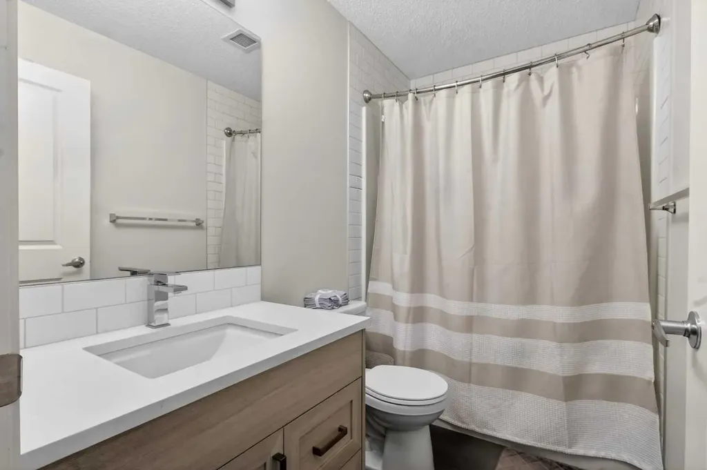 33 Carringham Gate NW Calgary AB T3P 2H6