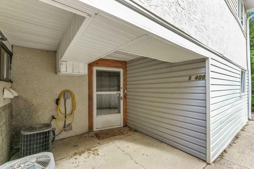 409 4 Street NW Medicine Hat AB T1A 6M9