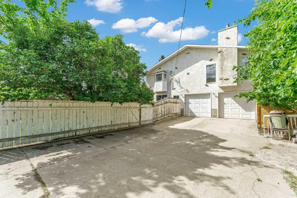409 4 Street NW Medicine Hat AB T1A 6M9