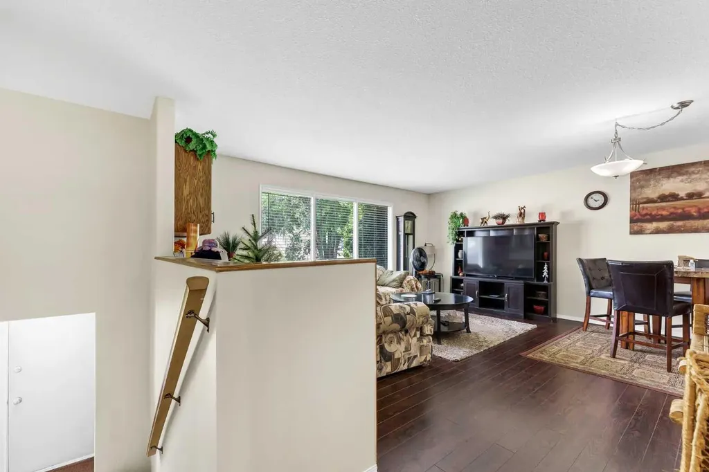 409 4 Street NW Medicine Hat AB T1A 6M9