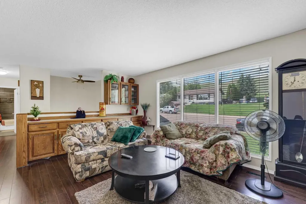 409 4 Street NW Medicine Hat AB T1A 6M9