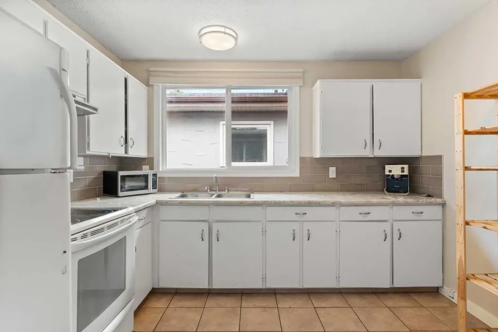 2530 16a Street NW Calgary AB T2M 3R4