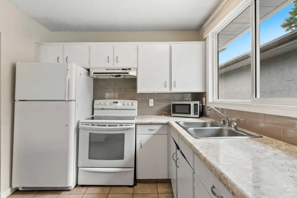 2530 16a Street NW Calgary AB T2M 3R4