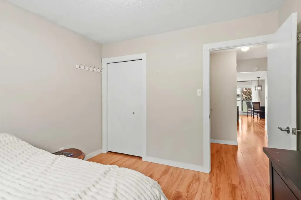 2530 16a Street NW Calgary AB T2M 3R4