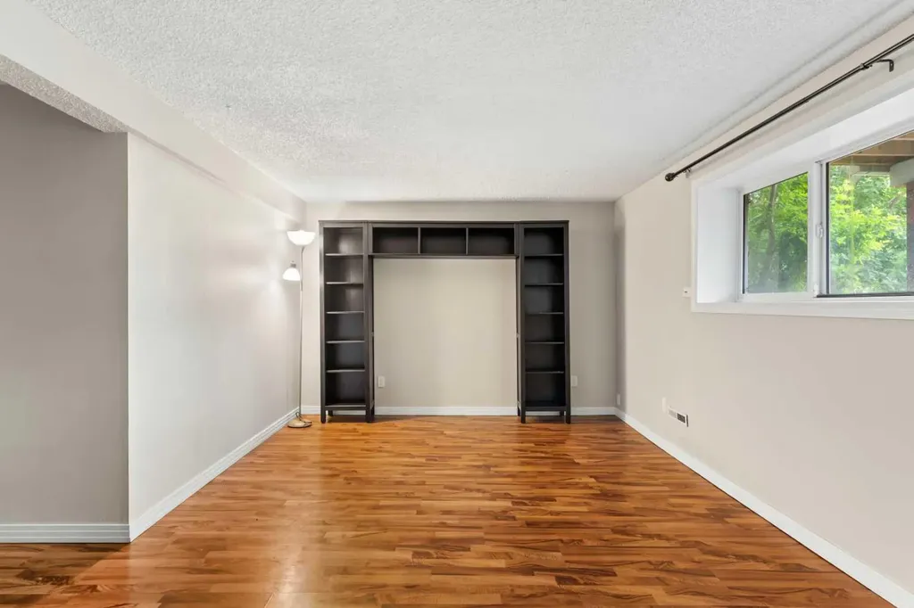 2530 16a Street NW Calgary AB T2M 3R4