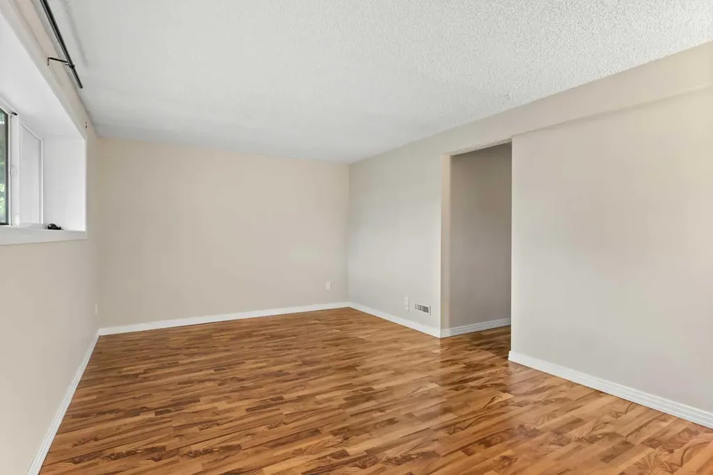 2530 16a Street NW Calgary AB T2M 3R4