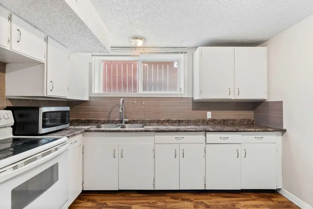 2530 16a Street NW Calgary AB T2M 3R4