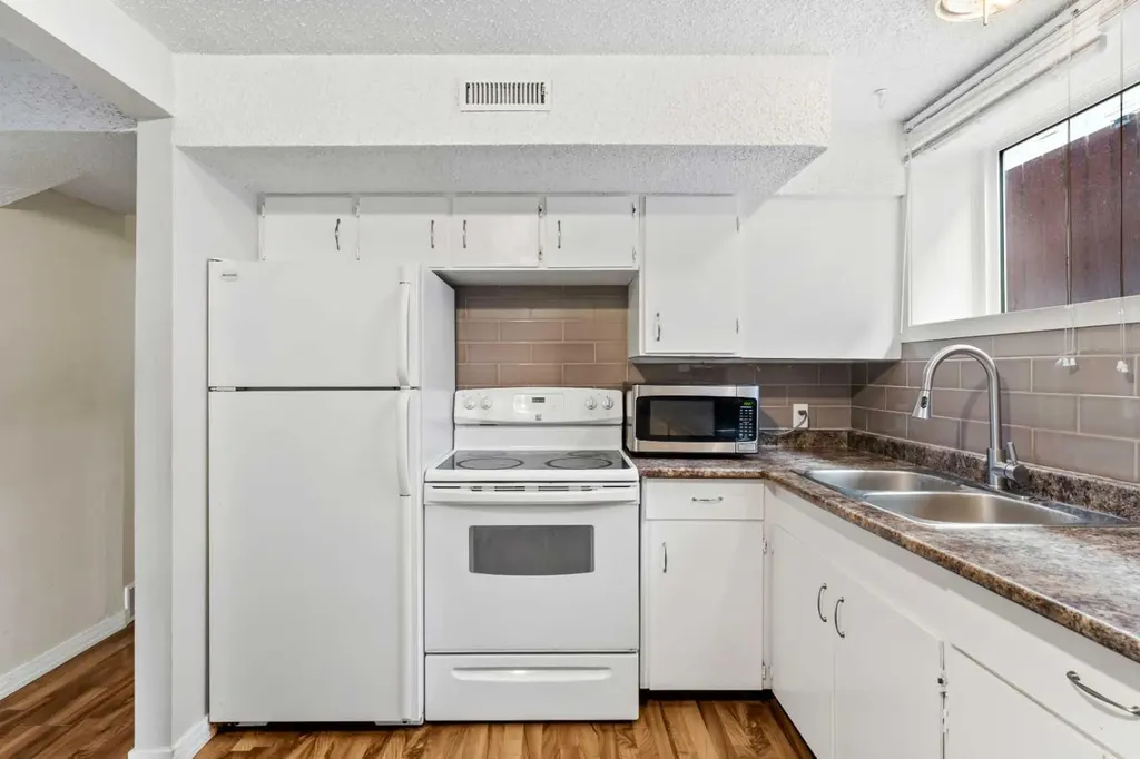 2530 16a Street NW Calgary AB T2M 3R4