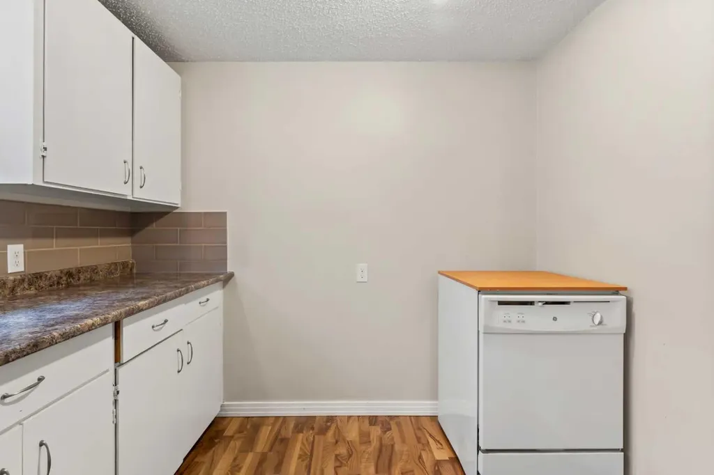 2530 16a Street NW Calgary AB T2M 3R4