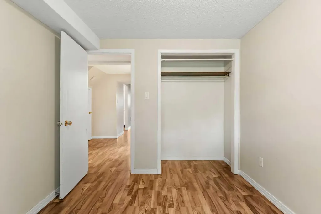 2530 16a Street NW Calgary AB T2M 3R4