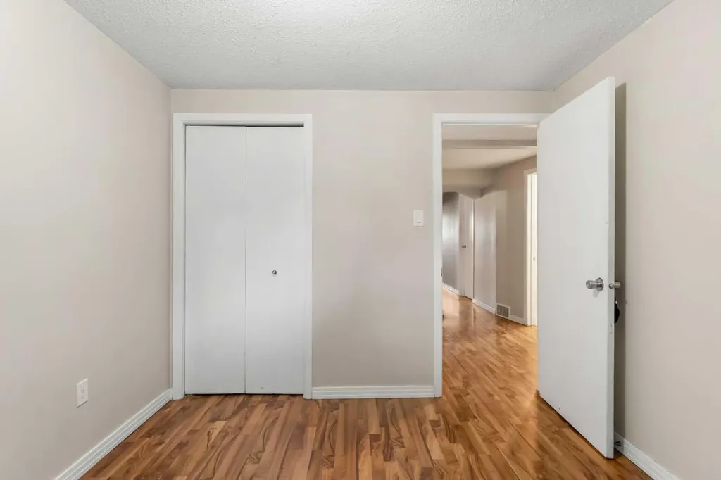 2530 16a Street NW Calgary AB T2M 3R4