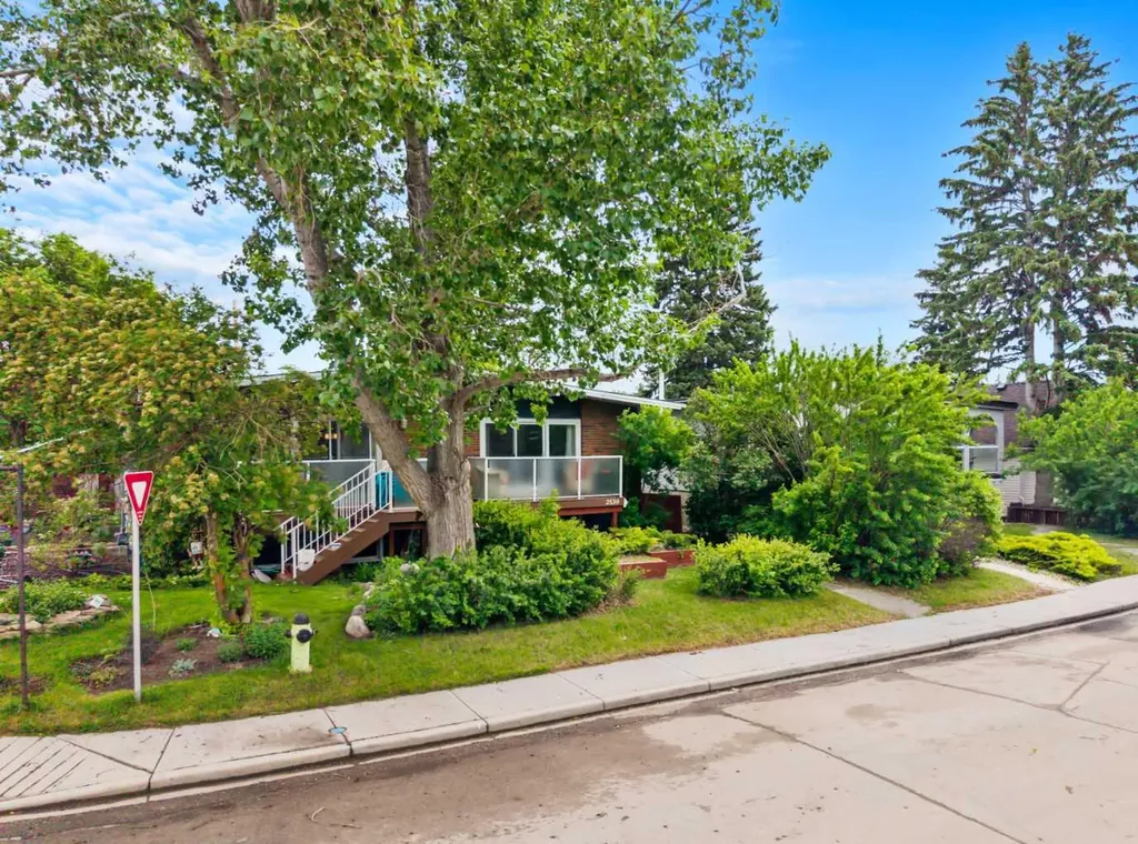2530 16a Street NW Calgary AB T2M 3R4