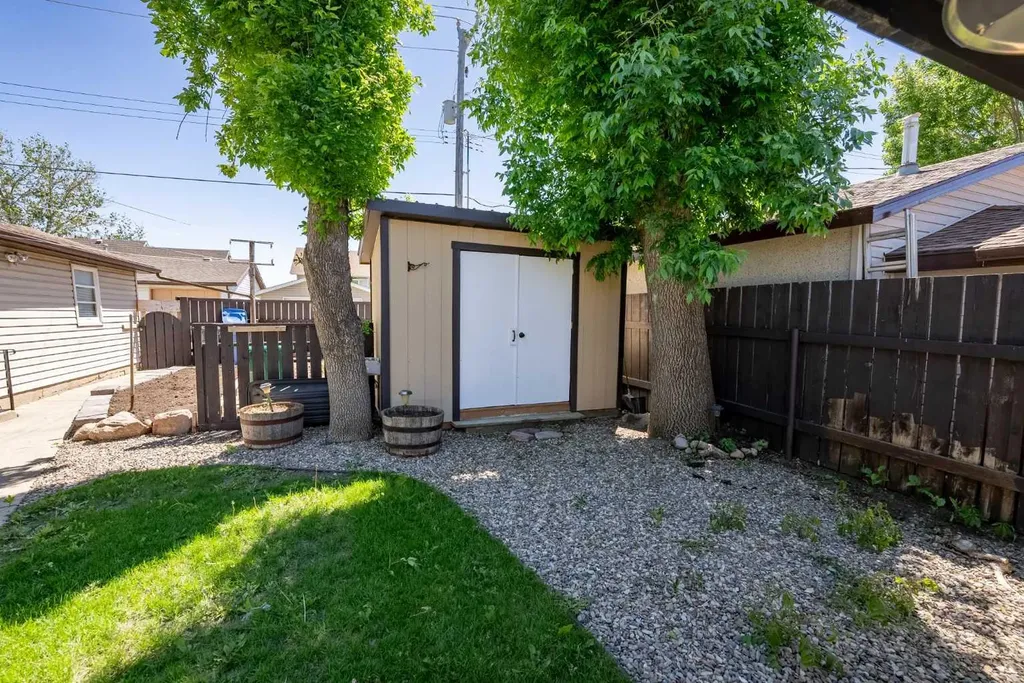 2206 5a Avenue N Lethbridge AB T1H 0R5