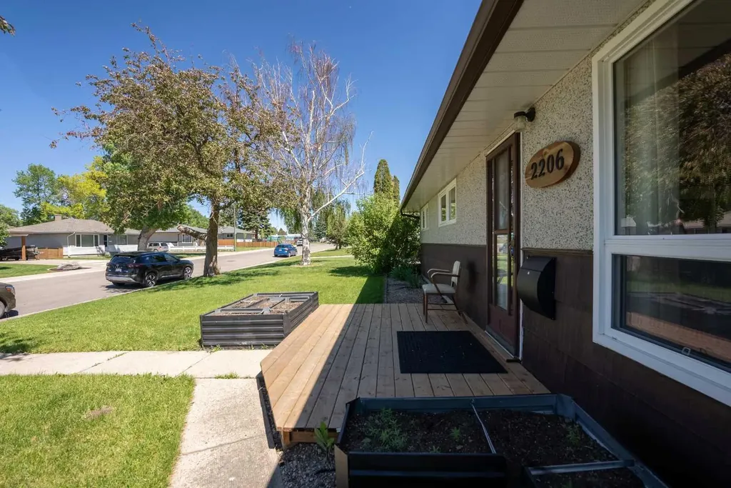 2206 5a Avenue N Lethbridge AB T1H 0R5