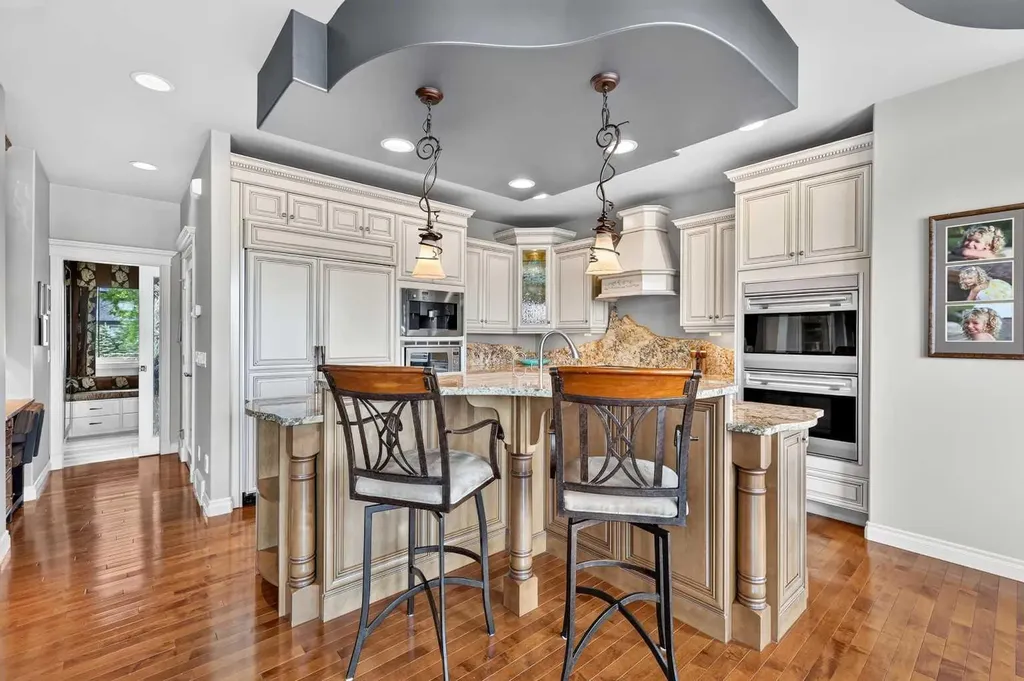 128 Heritage Lake Drive Heritage Pointe AB T1S 4H7
