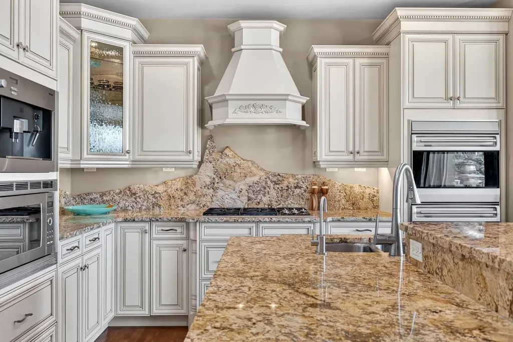 128 Heritage Lake Drive Heritage Pointe AB T1S 4H7