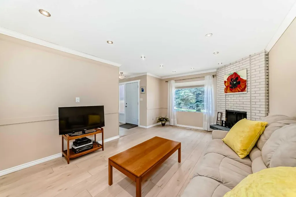 714 Willow Park Drive SE Calgary AB T2J 0L8